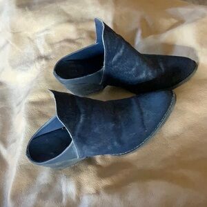 Very Volitile Los Angeles, navy blue leather mule shoe, stacked heel. Size 7.